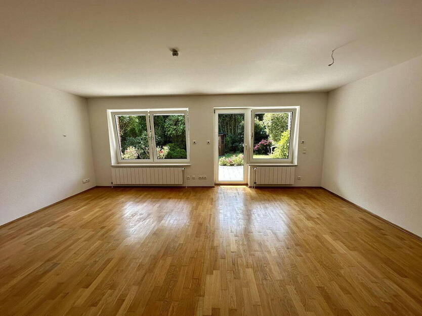 Frisch renovierte 3-Zimmer Erdgeschoßwohnung mit Garten, Terrasse & Garage - bezugsfrei ab sofort