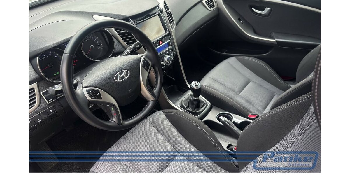 Hyundai i30 FIFA World Cup Edition*NAV*SHZ*StandH*R-CAM* 49.964 km 9.990 &euro; Berlin 13187