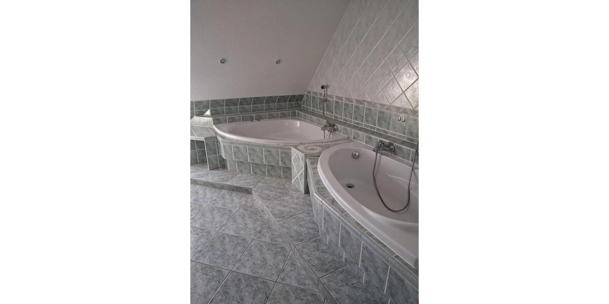 Dachgeschoßwohnung Lauchhammer - 4 Zimmer, 158 m&sup2;, 900&euro; | Angebot:26313040