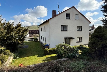 Zwei- bis Dreiparteienhaus in zentraler Lage mit Einliegerwohnung und Ausbaupotenzial im DG - Haus Zell am Main | Angebot:26321773