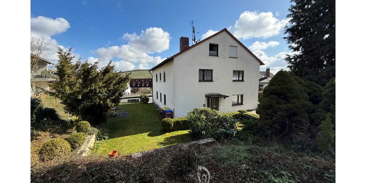 Zwei- bis Dreiparteienhaus in zentraler Lage mit Einliegerwohnung und Ausbaupotenzial im DG - Zweifamilienhaus Zell am Main | Angebot:26321773