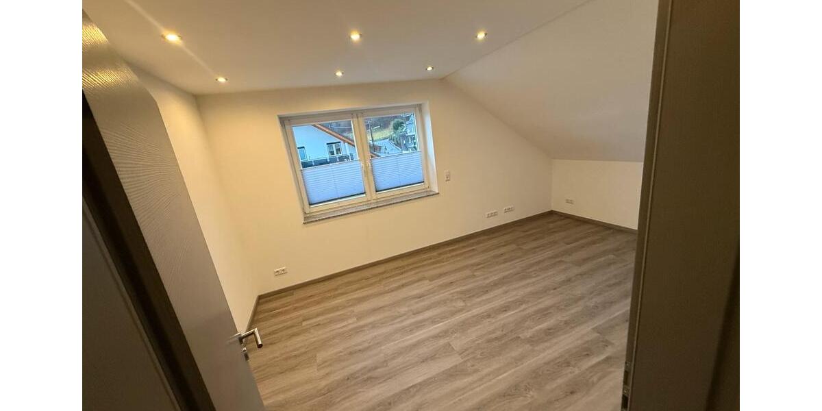 Dachgeschoßwohnung Siegen - 4 Zimmer, 103 m&sup2;, 1.200&euro; | Angebot:25402751