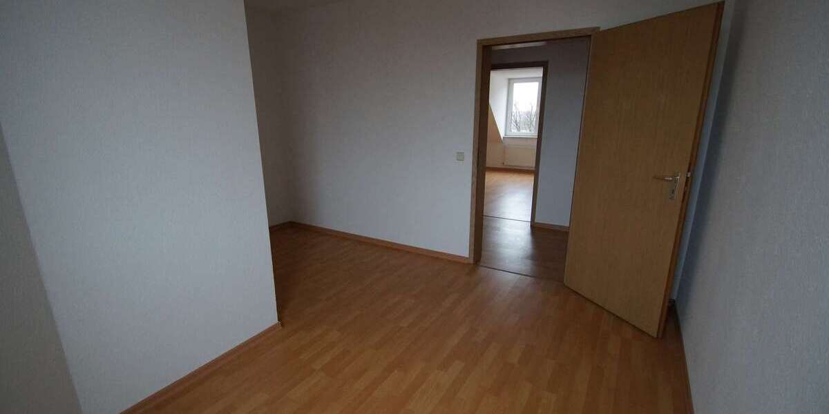geeignet für 2er-WG - 2,5-Zi-DG-Whg - Laminat, Badewanne 2.5 zimmer
