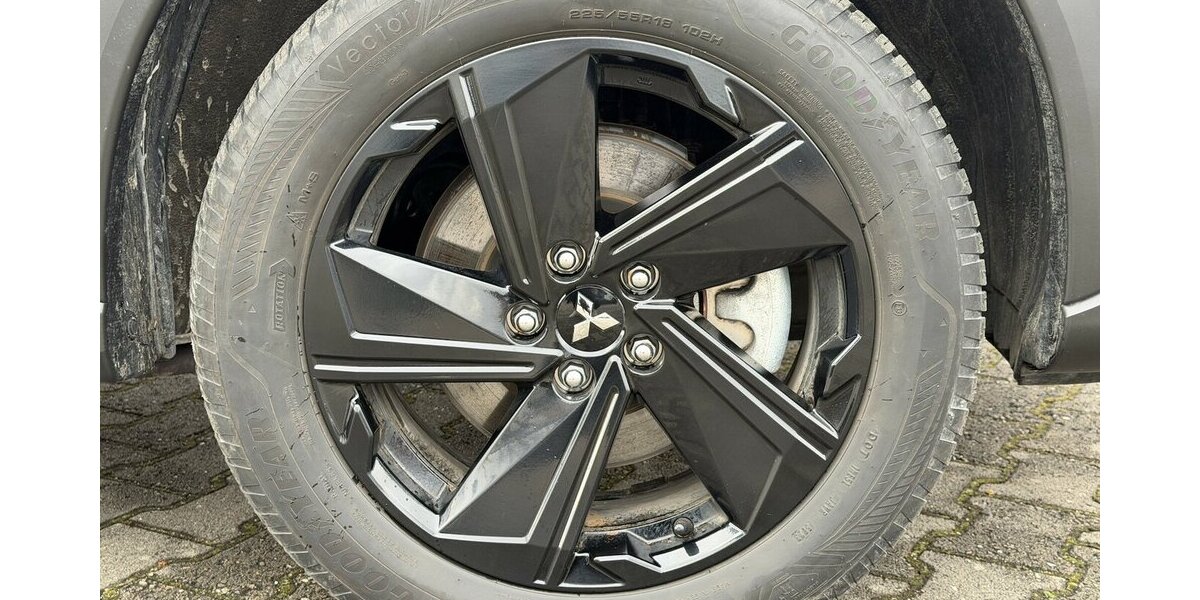 Mitsubishi Eclipse Cross Plus Select Black Hybrid 4WD 15.700 km 26.480 &euro; Donauwörth 86609