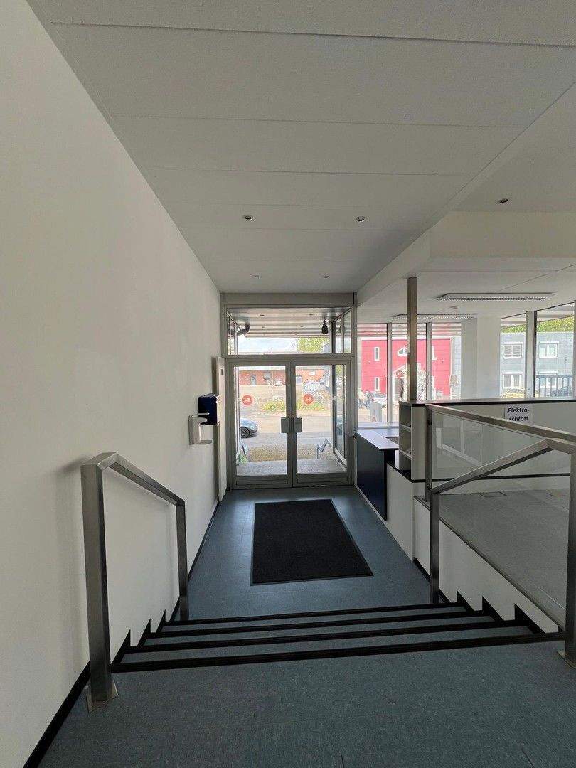 Geräumige Büro Praxisfläche im EG zimmer