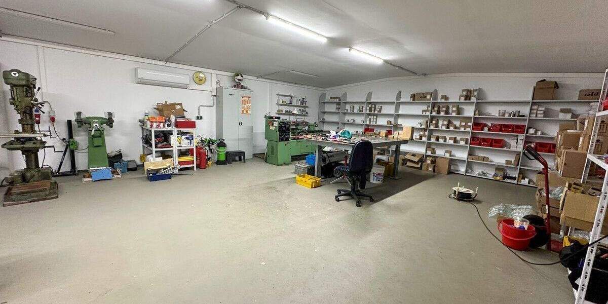 Vielseitige Gewerbeimmobilie in zentrale Lage von Zwickau: 210 m² Büro- Lager- Werkstattfläche 7 zimmer