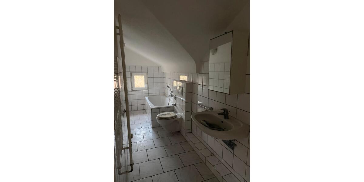 Helle 3-Zimmer-Dachgeschosswohnung in ruhigem 5 Parteinhaus 3 zimmer