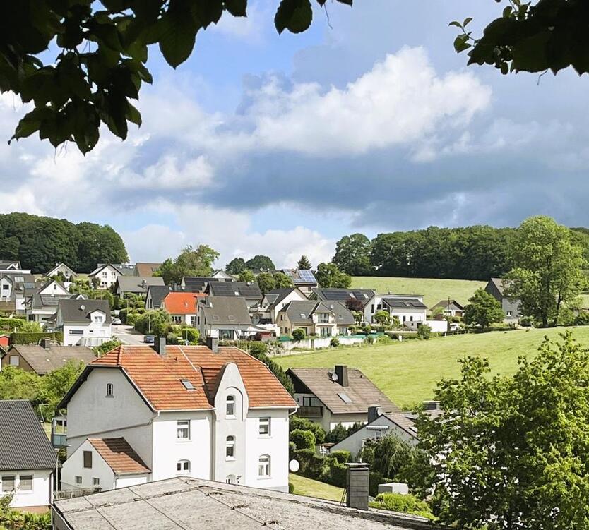 Mehr- Einfamilienhaus mit viel Platz und Garten -PROVISIONSFREI-
