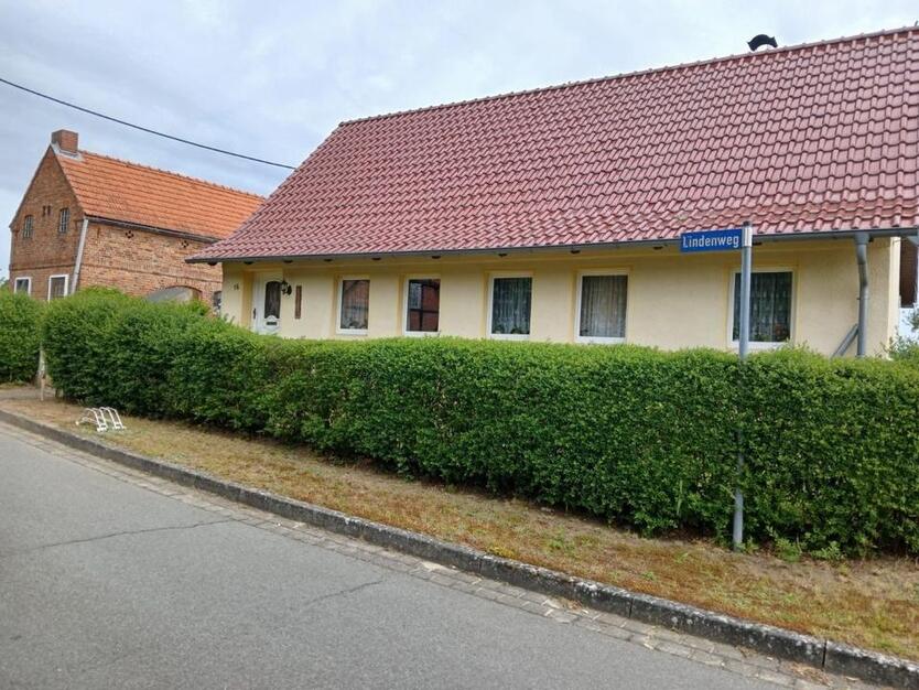 Einfamilienhaus mit Garage, Scheune und Stallungen