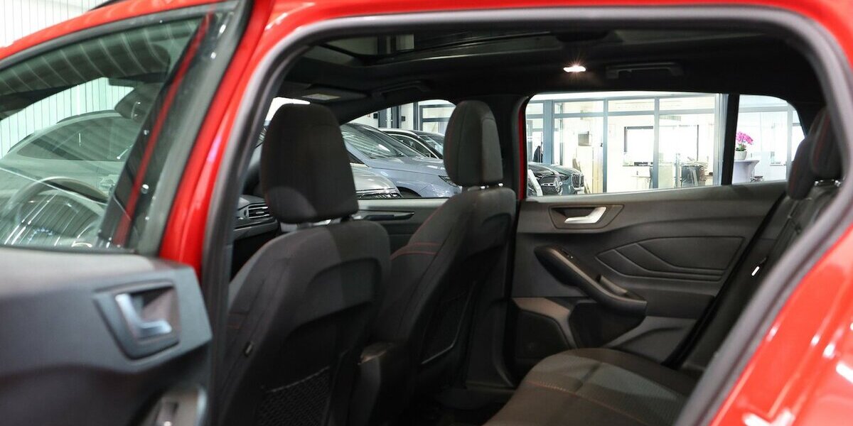 Ford Focus Tunier 1.5 EB ST-LINE / 1.HAND / PANORAMA 60.000 km 17.991 &euro; Hamm 59077