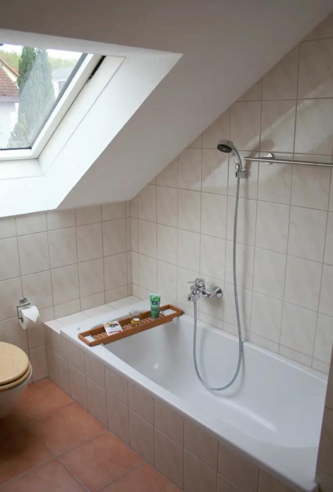 Top gepflegte 3-Zimmer DG-Wohnung mit EBK und Balkon