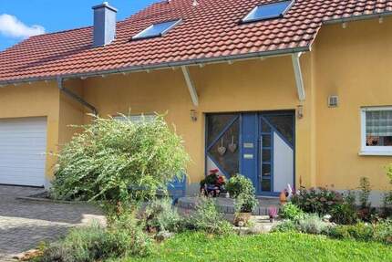 Für Eigennutzer und Anleger: MFH mit 3 Einheiten und Top-Potenzial in Höpfingen-Waldstetten 9 zimmer