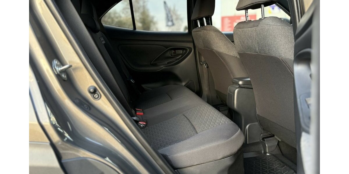 Toyota Yaris Cross TEAM D/Hybrid AWD-i KAMERA/NAVI/DAB 25.628 km 23.800 &euro; Villingen-Schwenningen 78054