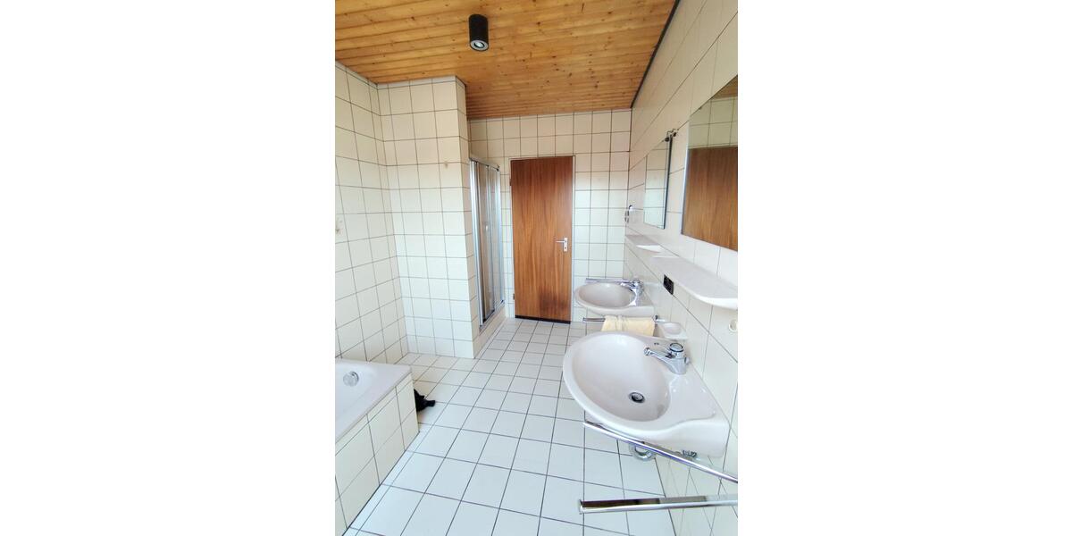 Dachgeschoßwohnung Oerlinghausen - 3 Zimmer, 108 m&sup2;, 800&euro; | Angebot:24454347