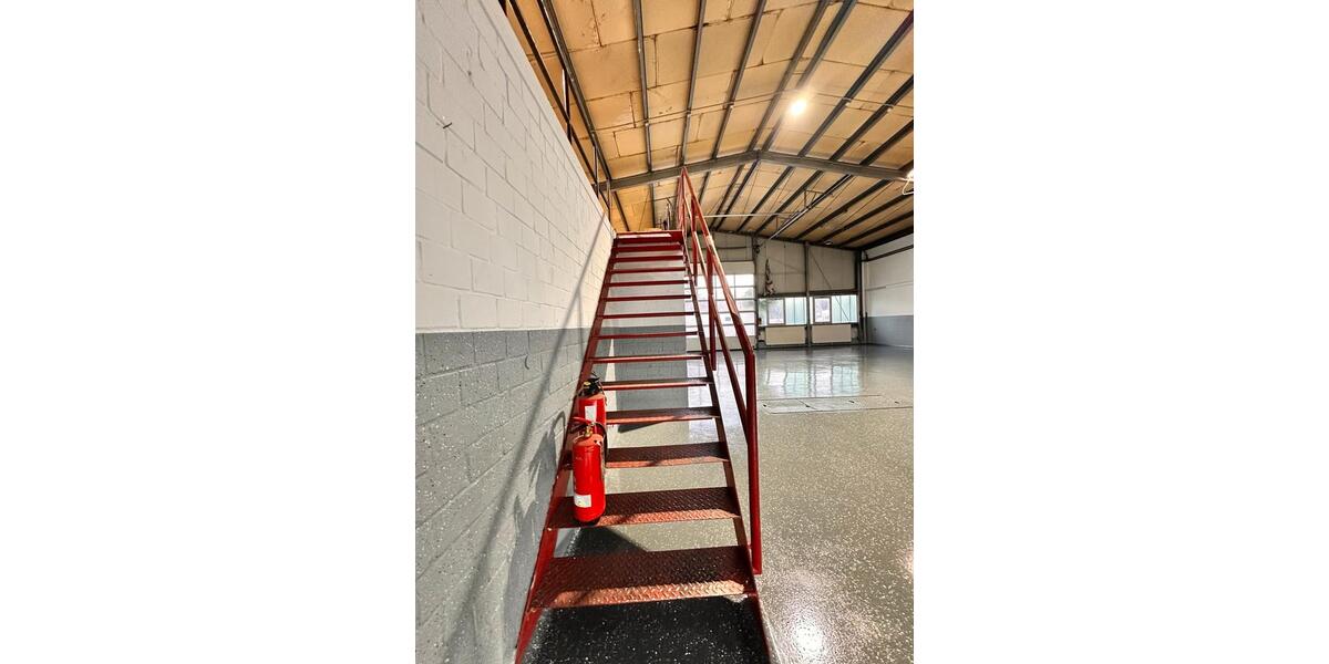 Zwei Gewerbehallen (ehem. Kfz-Werkstatt) in Dorsten-Wulfen zimmer