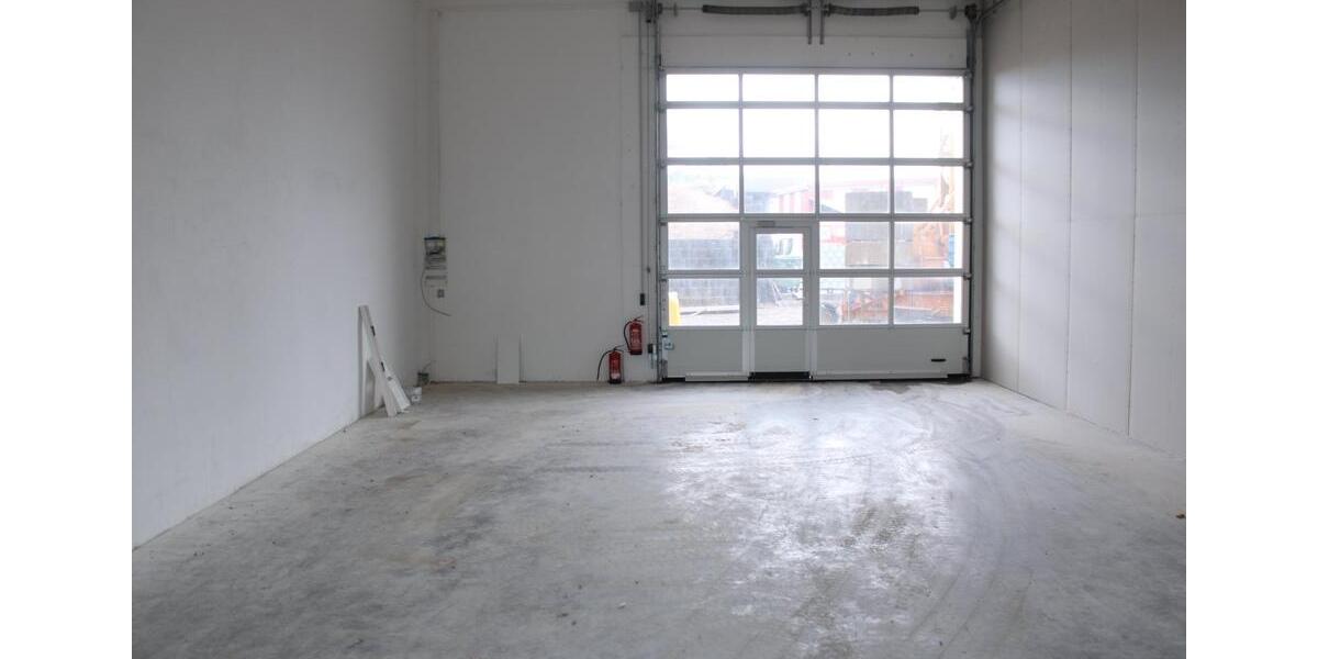 Geräumige Lagerhalle Halle Gewerbehalle Lagerfläche Lagerraum Industriehalle Produktionshalle mit Rolltor zu vermieten! zimmer