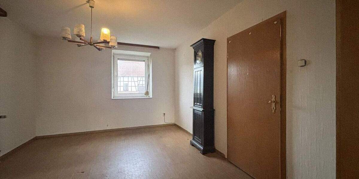 Einfamilienhaus mit Scheune und großem Hof - viel Potenzial in Kirchhain-Emsdorf 7 zimmer