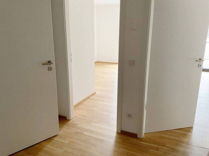 Helle 2-Zimmer-Wohnung mit Terrasse, moderne Neubau-Ausstattung mit Echtholzparkett + Einbauküche