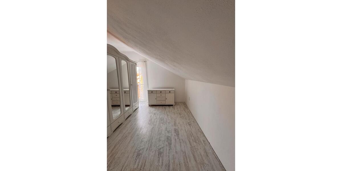 Wunderschöne 3-Zimmer DG Wohnung mit Balkon und Carport 3 zimmer