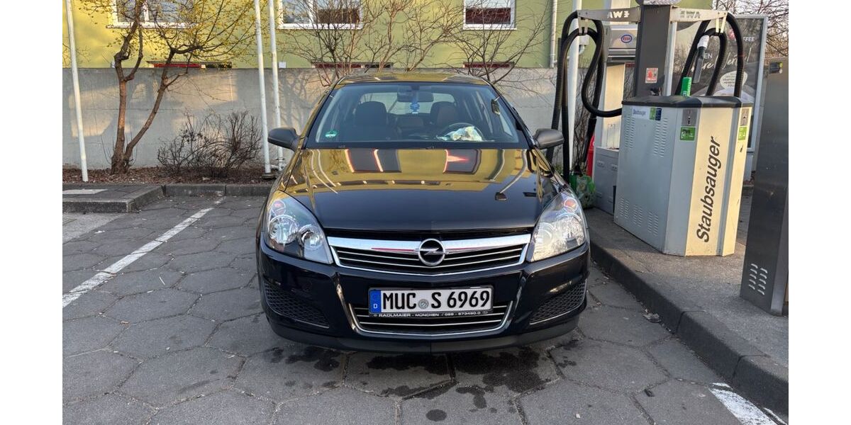 Opel Astra 97.000 km 3.000 &euro; München 81825