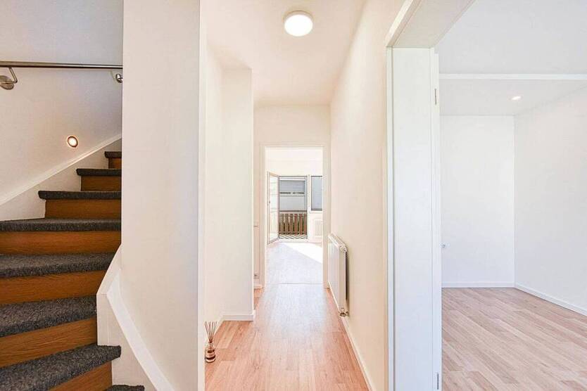 Charmantes, modernisiertes Reihenhaus mit Garten, Balkon & Garage - in Stuttgart-Altenburg