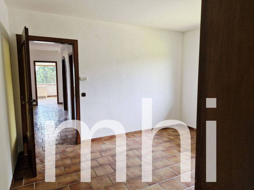 Much Hündekausen: Kleiner Bungalow mit 2 Garagen für die kleine Familie. 4 zimmer
