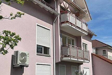 Toll geschnittene 2,5 Zi.-Wohnung mit Balkon und PKW-Stellplatz in Birkenfeld 2 zimmer
