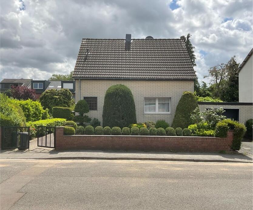 Freistehendes Einfamilienhaus in Köln Worringen mit großer Garage