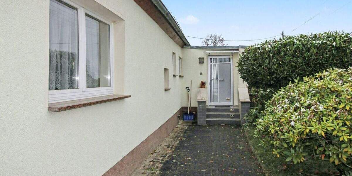 Bezugsfreie Doppelhaushälfte mit Einliegerwohnung in ruhiger Feldrandlage 4 zimmer