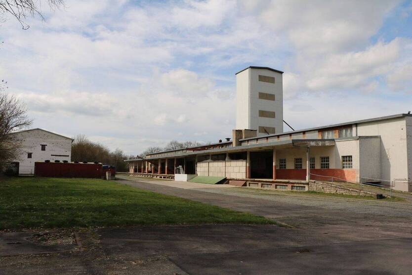 REDUZIERT - Vielfältig nutzbare Gewerbeimmobilie am Standort Kölleda zimmer