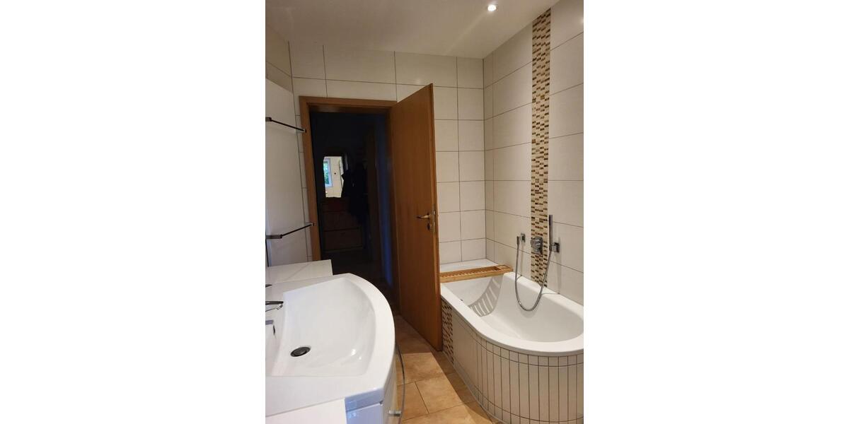 Sofort bezugsfrei: Moderne 3-ZKB-Wohnung mit Terrasse & Stellpl. 3 zimmer