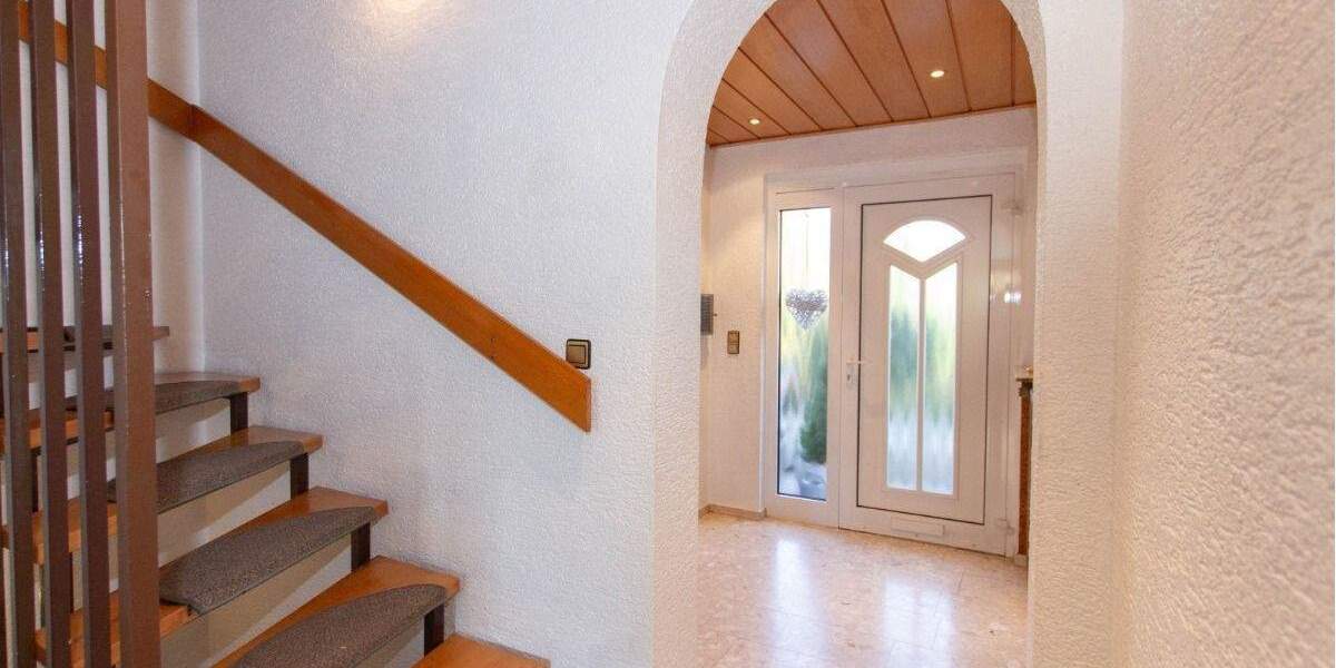 Reihenmittelhaus mit großzügigem Dachgeschoss #Garage #ruhige Lage 5 zimmer