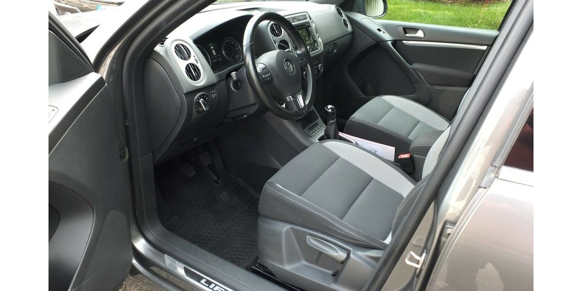 VW Tiguan LIFE BMT NAVI AHK PARKPILOT SHZ BLUETOOTH 124.710 km 12.304 &euro; Köln 50858
