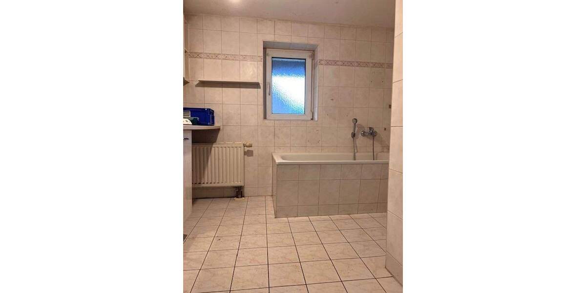 Grosses EFH, 4 Zi., 120 qm, 795 qm Grund, 1.250 € NKM 4 zimmer