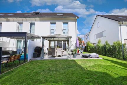 Reihenendhaus in gepflegtem Neubaugebiet – Terrasse, Garten & Carport