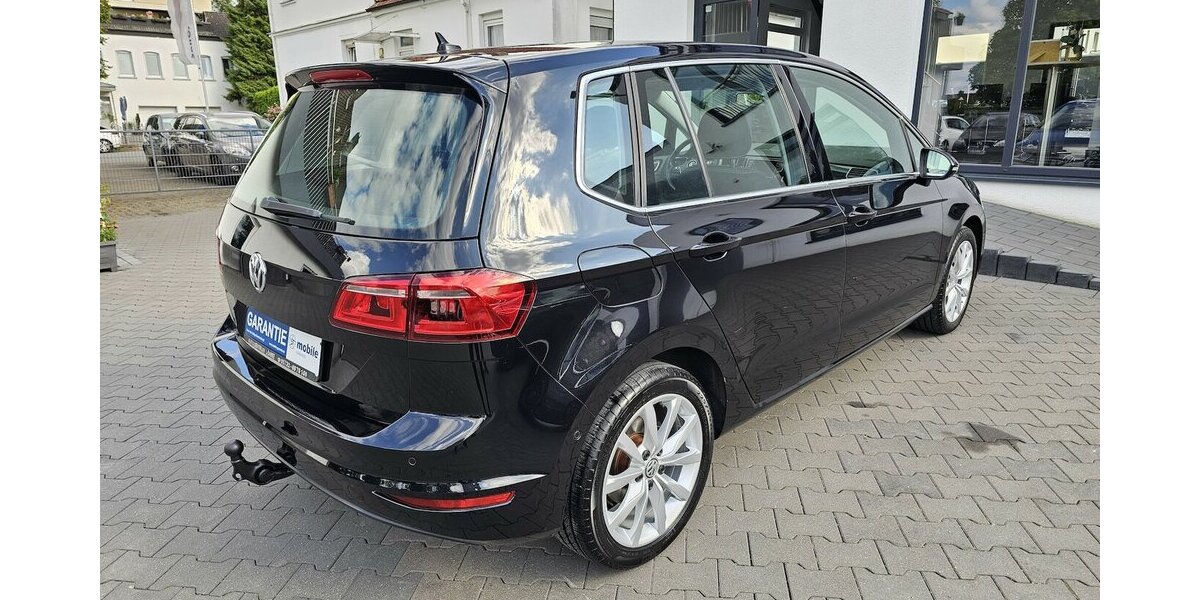 VW Golf Sportsvan 1.4 TSI Highline LEDER NAVI AHK 105.050 km 12.990 &euro; Löhne 32584