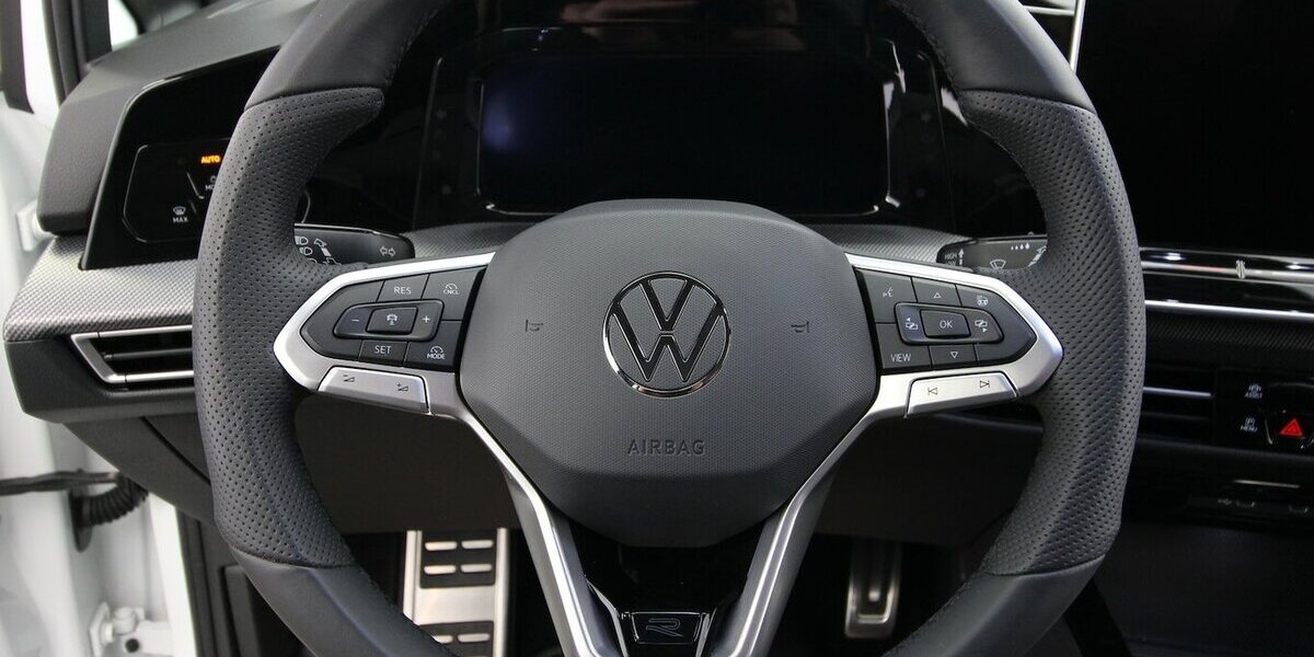 VW Golf VIII Variant 1.5 TSI R-Line LED+KAMERA+ACC 32.787 km 25.900 &euro; Hagenow 19230