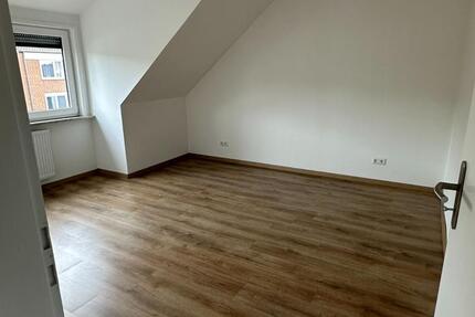 Frisch sanierte 3,5 Zimmer Wohnung mit Stellplatz zimmer