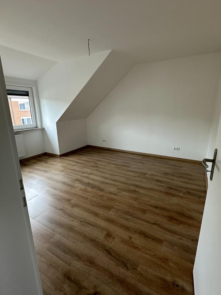 Frisch sanierte 3,5 Zimmer Wohnung mit Stellplatz zimmer