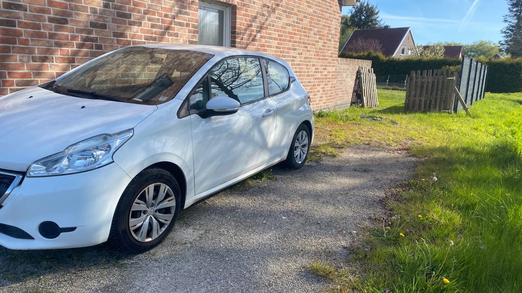 Peugeot 208 127.000 km 4.500 &euro; Hesel 26835
