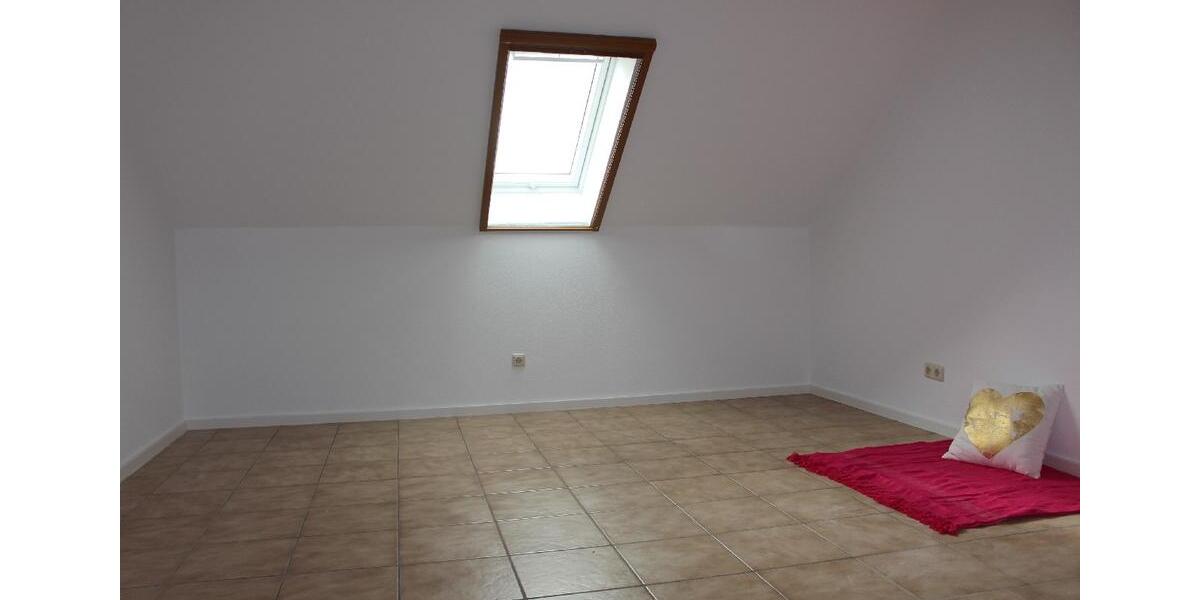 Dachgeschoßwohnung Reichling - 4 Zimmer, 137 m&sup2;, 995&euro; | Angebot:25852500