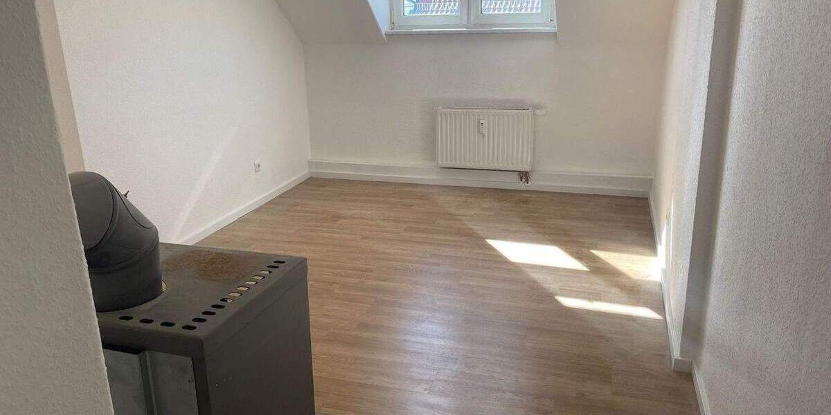 Gemütliche Dachgeschoss-Wohnung mit Kaminanschluss und begehbarem Kleiderschrank! 3 zimmer