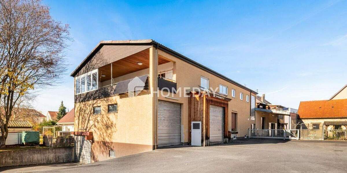 Ideal für Familie & Handwerk: EFH mit 4 Garagen, Werkstatt, Lagerhalle, Balkon & Loggia in Mössingen 5 zimmer