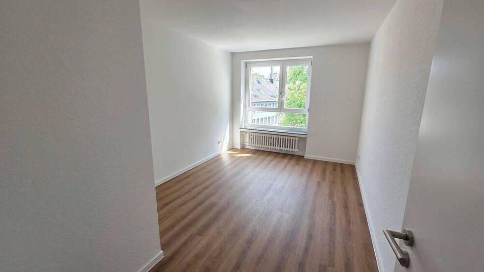 Frisches Wohngefühl! Modernisierte 3-Zimmer-Wohnung! Balkon, neues Bad, neuer Boden, Aufzug