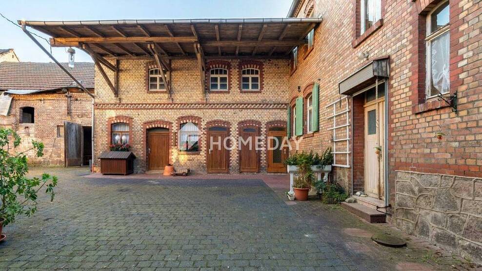 Viel Platz & Potenzial: EFH mit 8 Zimmern, Innenhof & Nebengelass auf großem Grundstück 8 zimmer