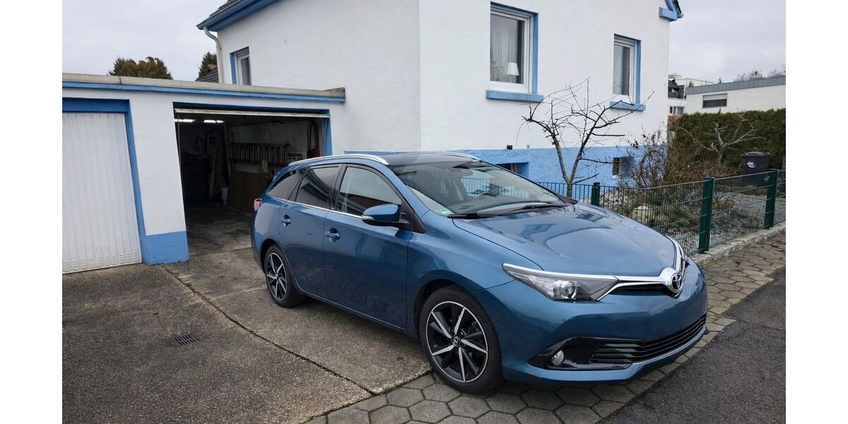 Toyota Auris 119.000 km 10.899 &euro; Hamm 59077