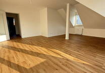 Erstbezug! Lichtdurchflutete DG-Wohnung mit ca. 93?m² Grundfläche, Balkon, Aufzug, TG STP