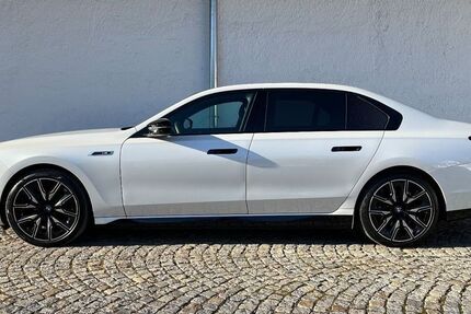 BMW i7 7.467 km 104.650 &euro; München 81245