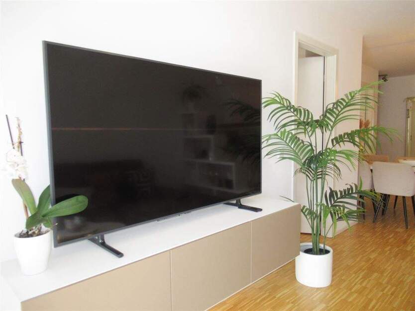 2 Zimmer Whg. Eignet sich für eine Einzelperson! Balkon, EBK, Parkett + Fußbodenheizung. 2 zimmer