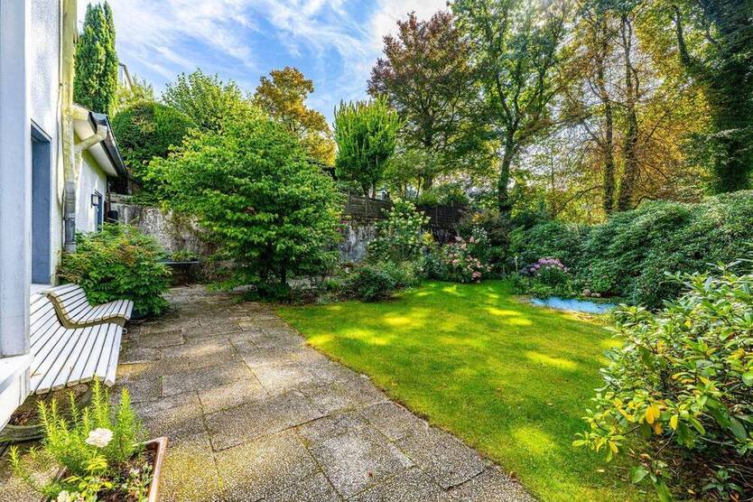 Imposantes Einfamilienhaus mit schönem Garten nahe City